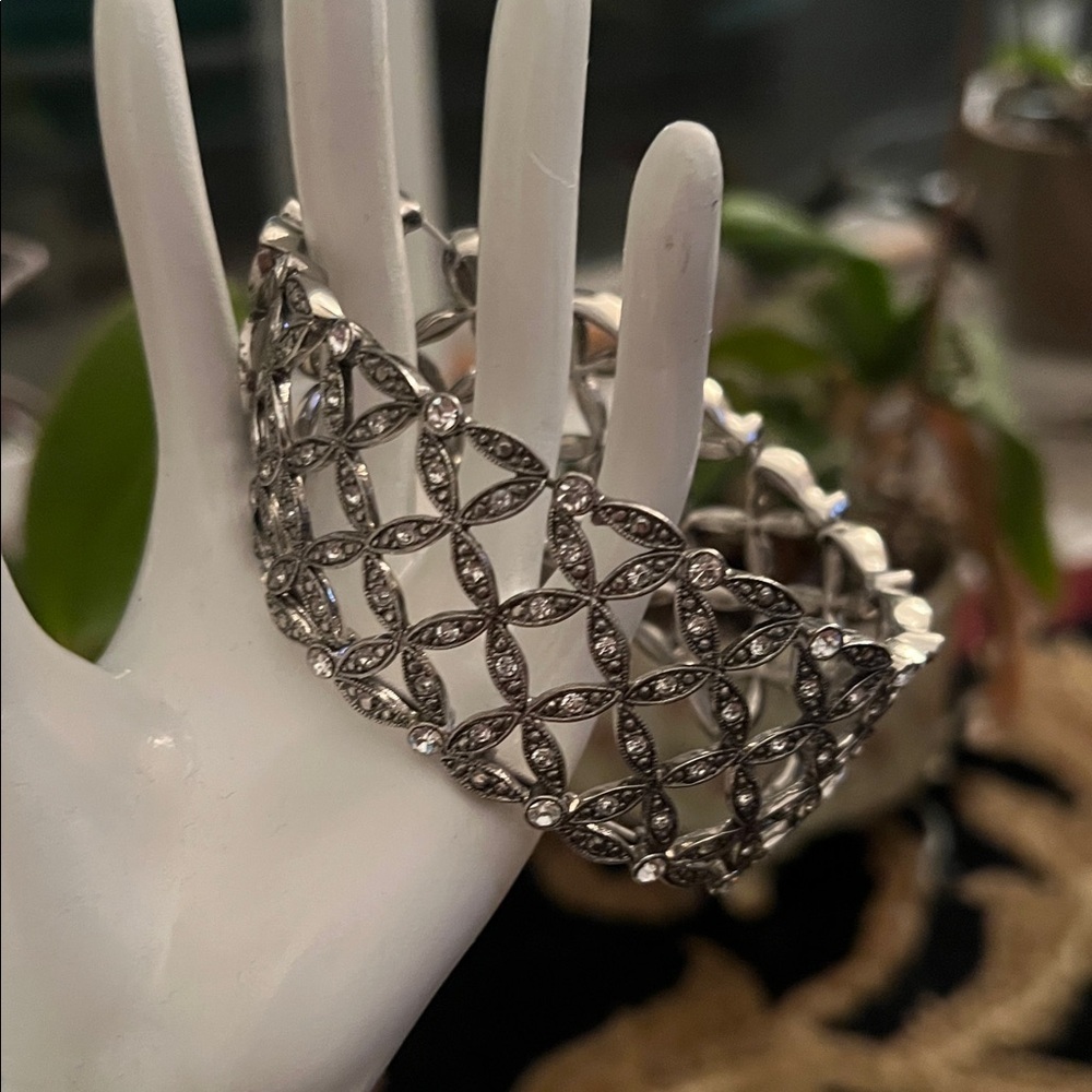 Women’s Silver Tone Rhinestone Vintage Stretch Bracelet Size Large